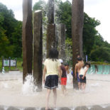 夏季には、中央広場の噴水で水遊びが楽しめます